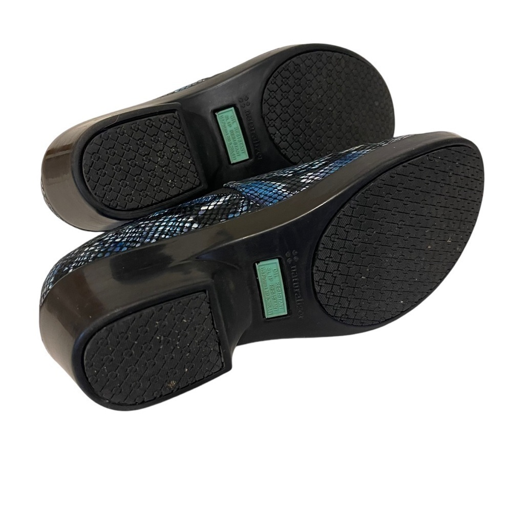 Women’s NATURALIZER @ Work Ortholite Blue Reptile Snake Clogs Slip On Work Shoes - Picture 5 of 8